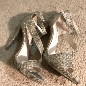 Glittery gold dress heels